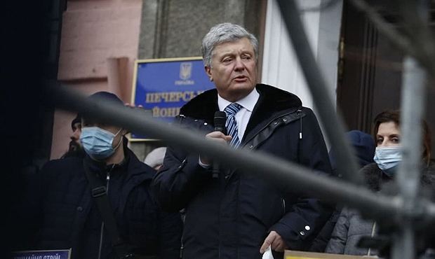 Украинская прокуратура попросила арестовать экс-президента Порошенко на два месяца