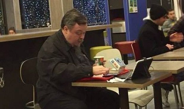 Главного спикера РПЦ Всеволода Чаплина застукали в «Макдоналдсе»