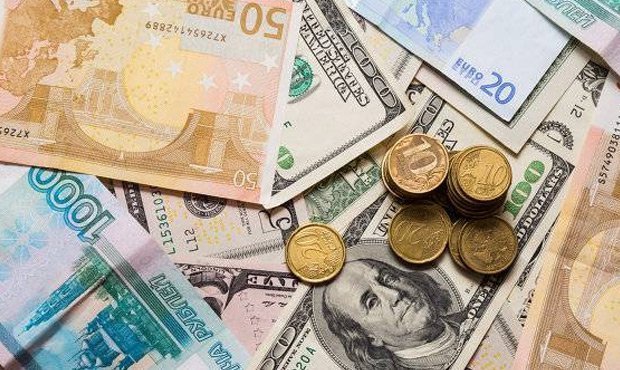 Центробанк повысил официальные курсы доллара и евро на рубль