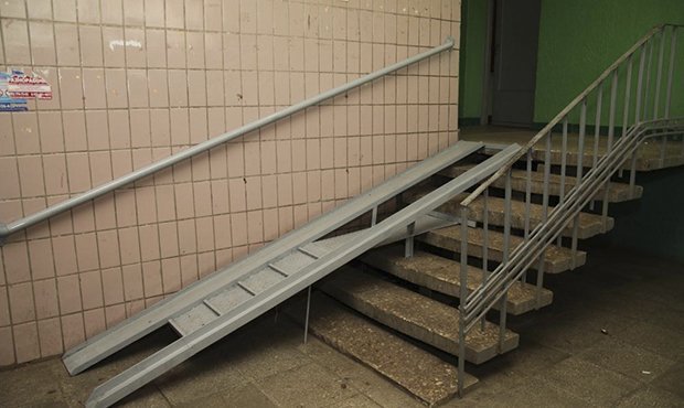 В Красноярске инвалид, которому чиновники отказали в установке пандуса, покончил с собой