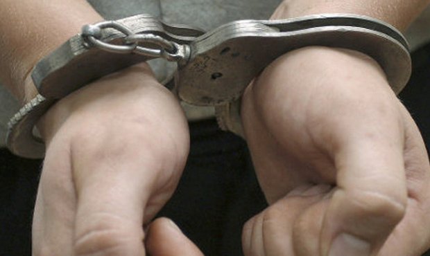 В Волгоградской области полицейские задержали мужчину, громившего машину с детьми