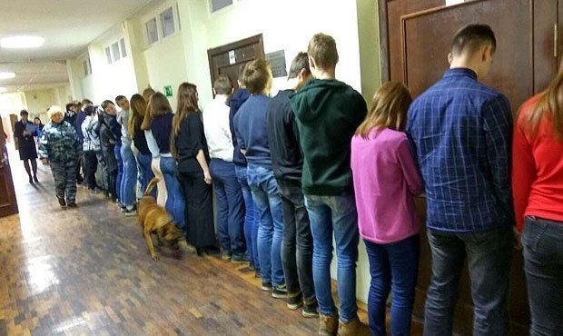 В школах Сестрорецка учеников поставили «лицом к стене» во время антинаркотической акции