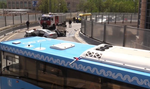 В Москве столкнулись автобус, такси и две легковушки. Два человека погибли, трое пострадали