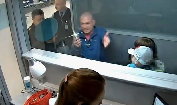 В новосибирском аэропорту буйный пассажир оскорбил пограничников и сломал турникет