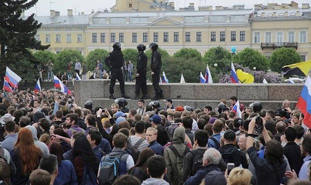 В Росгвардии сообщили об «ударе ножом в спину» сотруднику ведомства на акции 12 июня