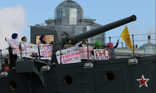 В Санкт-Петербурге активисты в костюмах клоунов захватили крейсер «Аврора»