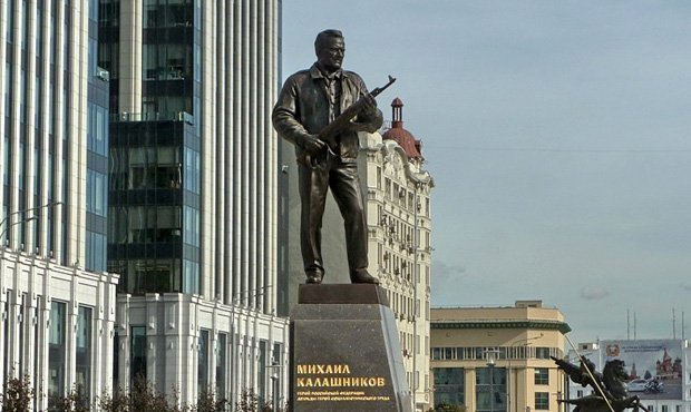 Заказчик памятника Михаилу Калашникову пообещал убрать чертеж немецкой винтовки