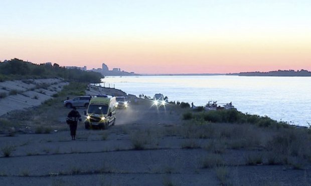 На Волге прогулочный катамаран столкнулся с баржей. Погибли 11 человек