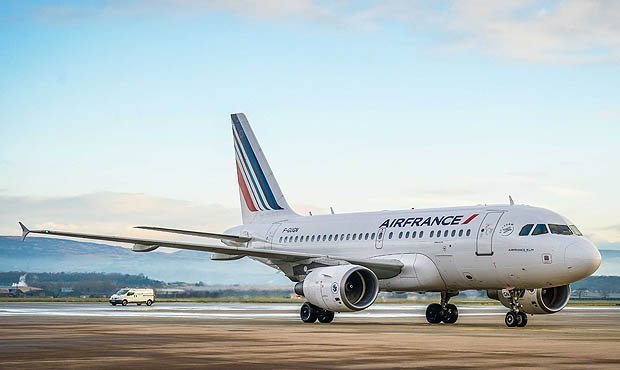 Самолет Air France вернулся в аэропорт Парижа из-за отказа в пролете над территорией России