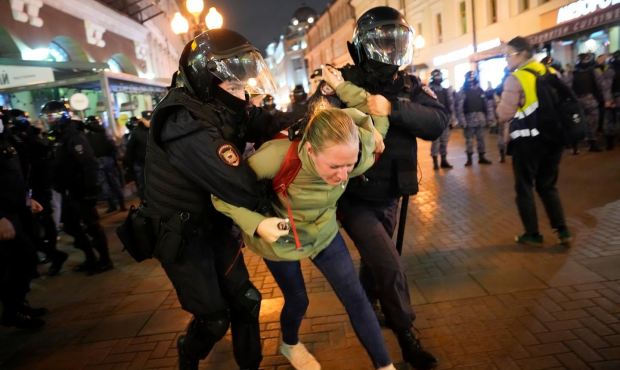 Över 1 000 personer gripna efter protester i Ryssland