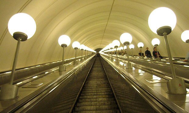 В московском метро двухлетний ребенок получил серьезные травмы при спуске на эскалаторе