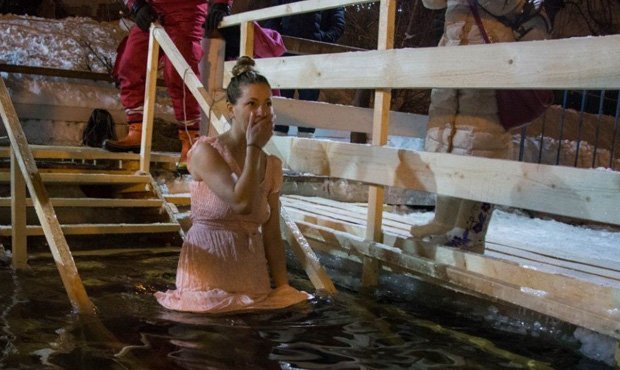 Москвичей напугали «обледенением тела» во время Крещенских купаний