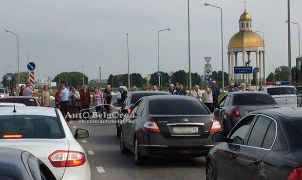 Жители Белгорода перекрыли трассу в знак протеста против сокращения числа автобусов  