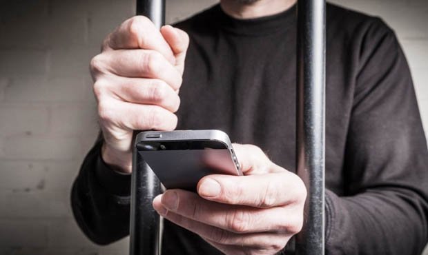 ФСИН предложила законодательно запретить мобильную связь в колониях