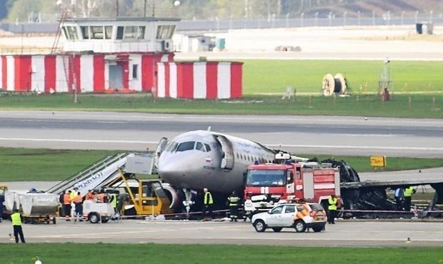 Причиной быстрого распространения огня в самолете SSJ100 стала открытая задняя дверь  