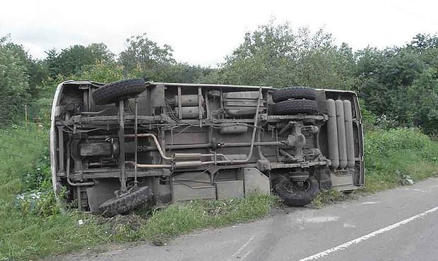 В Башкирии автобус с туристами съехал в кювет. Пострадали 27 человек 