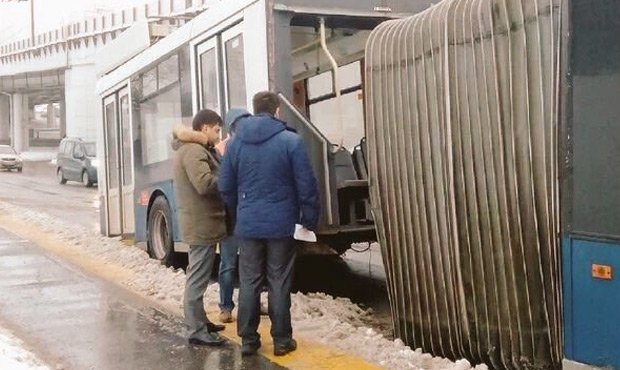 В Москве рейсовый троллейбус развалился на две части во время движения