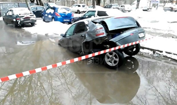 В Москве в результате очередного провала грунта пострадали два автомобиля