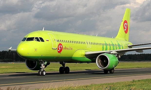 В аэропорту «Домодедово» пассажирский самолет после посадки застрял в гудроне