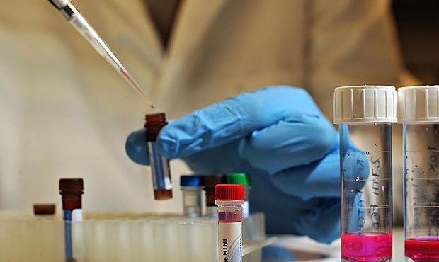 Российскую вакцину против лихорадки Эбола готовят к испытаниям на людях  