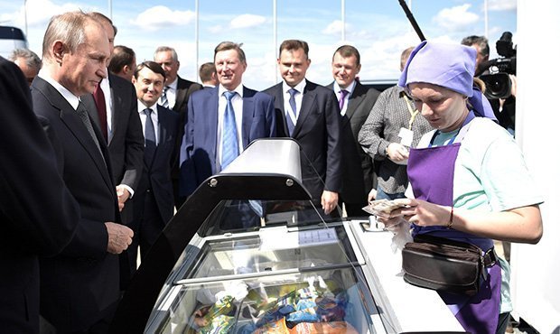 Глава «Ростеха» Сергей Чемезов на открытии авиасалона МАКС купил себе мороженое за 5 тысяч рублей