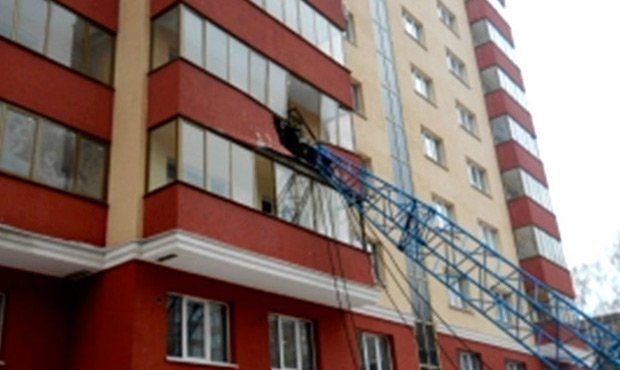 В центре Новосибирска башенный кран упал на многоэтажный жилой дом