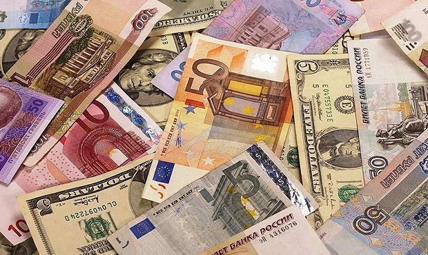 Официальные курсы доллара и евро снизились до 67 и 76 рублей 