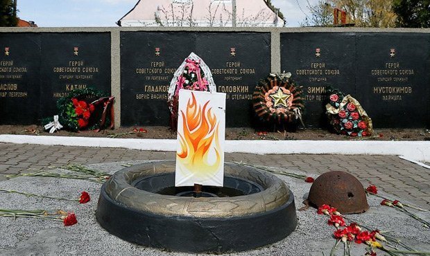 В Калининградской области на месте Вечного огня установили пламя из картона