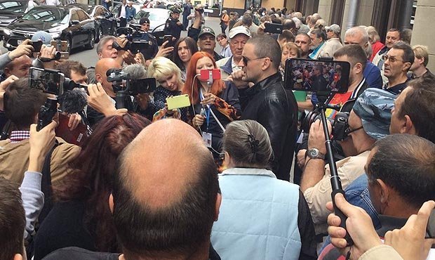 Около здания администрации президента проходит стихийная акция против повышения пенсионного возраста