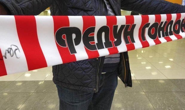 Экс-тренер «Спартака» оставил автограф на шарфе с неприличной надписью в адрес владельца клуба
