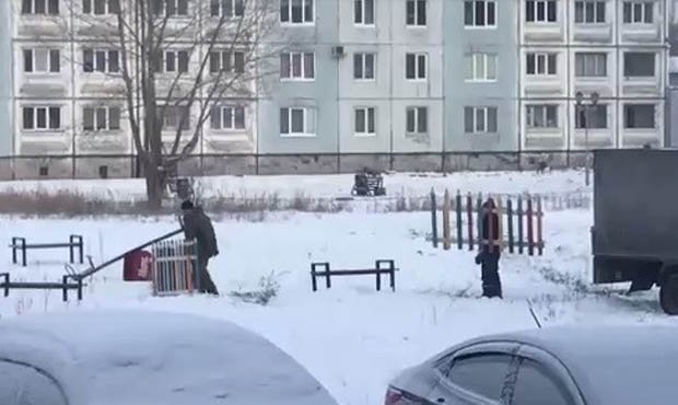В Кемеровской области чиновники установили детскую площадку, сфотографировали ее и разобрали