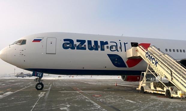 У самолета авиакомпании Azur Air после посадки треснуло стекло в кабине пилотов