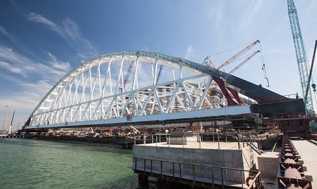 На Керченском мосту началась операция по установке железнодорожной арки