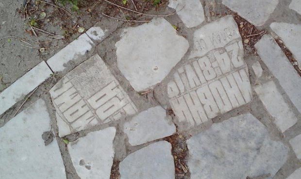 В Ульяновске для укладки тротуара использовали куски от надгробных плит