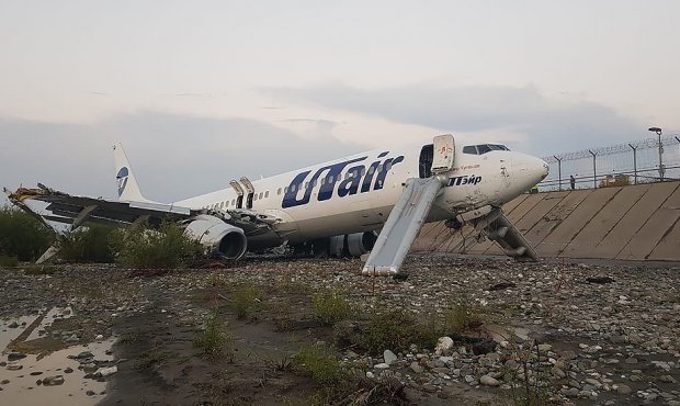 ​Причиной жесткой посадки самолета в аэропорту Сочи стал сильный порыв ветра