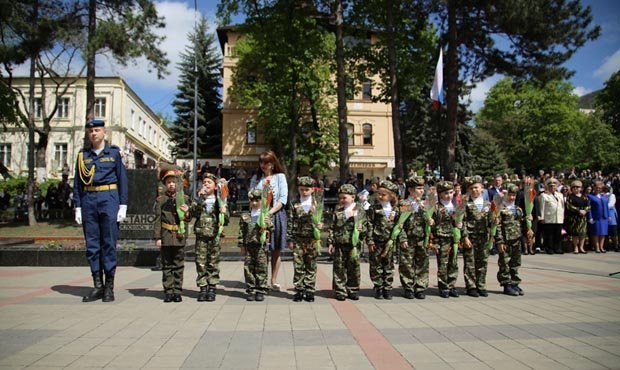 В Пятигорске около 500 детсадовцев вывели на парад в военной форме и с игрушечным оружием