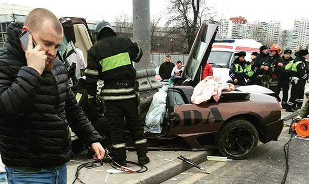 В Москве в аварию попал автомобиль Lamborghini. Один человек погиб, второй в коме