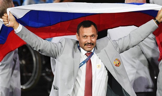 Члена белорусской делегации на Паралимпиаде лишили аккредитации из-за флага РФ
