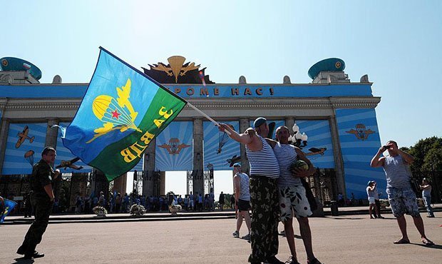 В Парке Горького пьяный  «десантник» ударил журналиста НТВ во время прямого эфира  