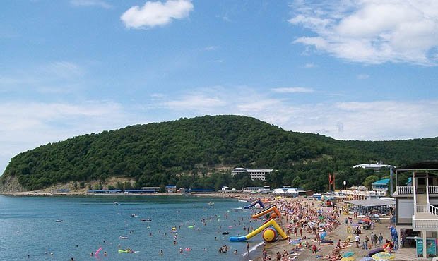 В Черном море около поселка Джубга перевернулся катамаран с туристами