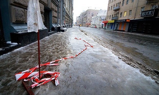 В Москве из-за гололеда пострадали сотни граждан. Травмпункты переполнены