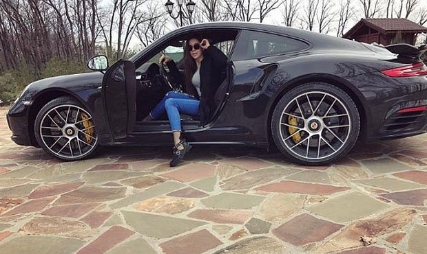 Дочь экс-мэра Саратова и депутата Госдумы попросила «хороших дорог» для своего Porsche