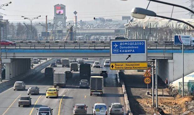 В Москве на Каширском шоссе опрокинулась бетономешалка. Перекрыты три полосы