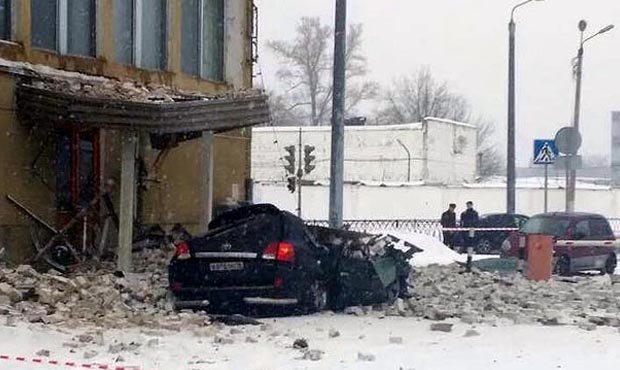 В Казани частично обрушилось здание авиазавода. Под завалами оказался внедорожник директора