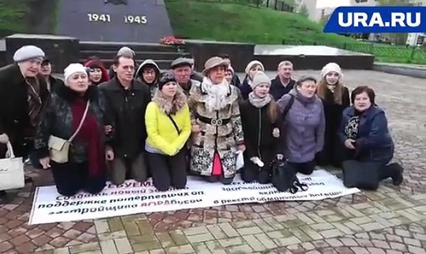 Уральские обманутые дольщики на коленях записали обращение к президенту