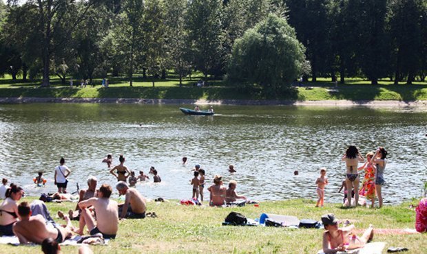 В МЧС посоветовали купающимся брать в воду мобильник и булавку