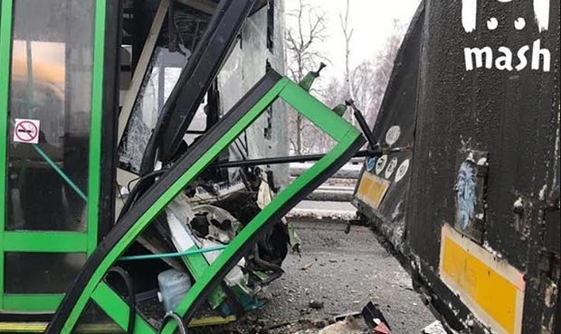 В Новой Москве рейсовый автобус столкнулся с фурой, а в центре троллейбус врезался в пешеходный переход