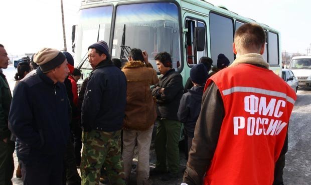 МВД предложило законодательно обязать мигрантов оплачивать свою депортацию из России  