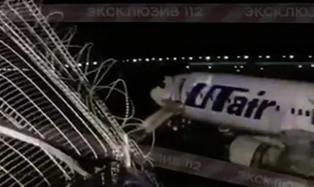 В аэропорту Сочи самолет UTair выкатился за пределы полосы и врезался в ограждение