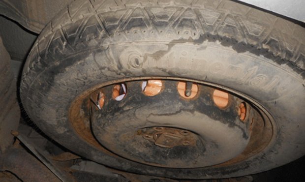 Петербуржец пытался провести «санкционные» сосиски из Финляндии в запасном колесе автомобиля